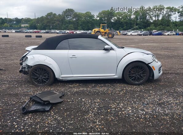 3VW5DAAT9KM502253 2019 VOLKSWAGEN BEETLE Silver Widok wnętrza z tyłu