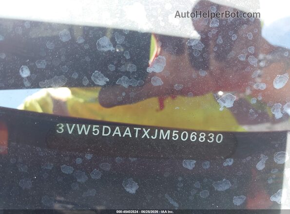 3VW5DAATXJM506830 2018 VOLKSWAGEN BEETLE Orange Vista del compartimento del motor