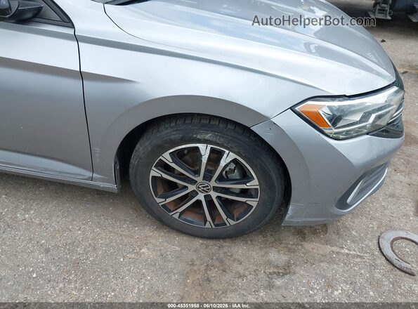 3VWBM7BU0NM018666 2022 VOLKSWAGEN JETTA Серебряный Вид спереди