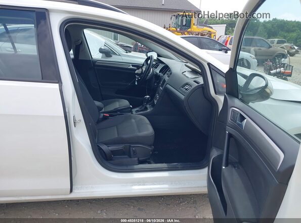 3VWC17AU0HM534318 2017 VOLKSWAGEN GOLF White Front interior view