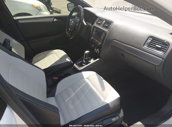 3VWD17AJ2GM413671 2016 VOLKSWAGEN JETTA White Front interior view
