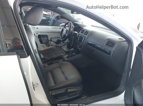3VWD17AJ3JM247393 2018 VOLKSWAGEN JETTA White Front interior view