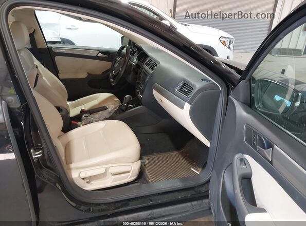 3VWDB7AJ6JM235896 2018 VOLKSWAGEN JETTA Black Front interior view