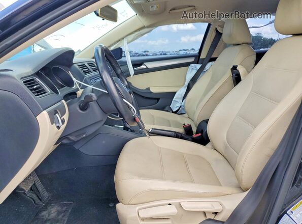 3VWDB7AJ9HM240214 2017 VOLKSWAGEN JETTA Black Вид салону спереду