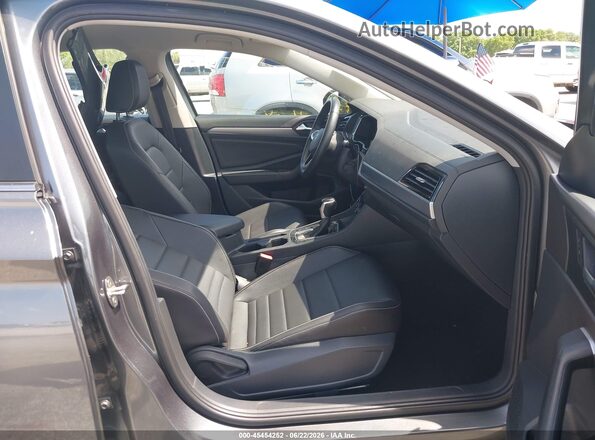 3VWEM7BU0RM042405 2024 VOLKSWAGEN JETTA Gray Front interior view