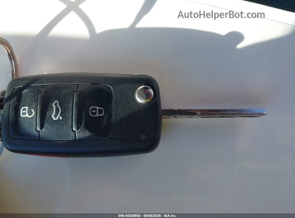 3VWF17AT0HM627506 2017 VOLKSWAGEN BEETLE White Առջևի վահանակի տեսք