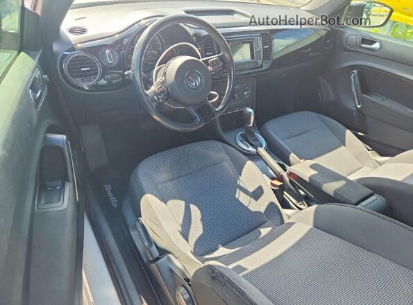 3VWF17AT1HM616708 2017 VOLKSWAGEN BEETLE Silver Vista del salpicadero