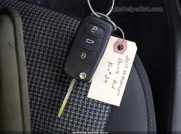 3VWF17AT4HM610935 2017 VOLKSWAGEN BEETLE Красный Вид панели приборов