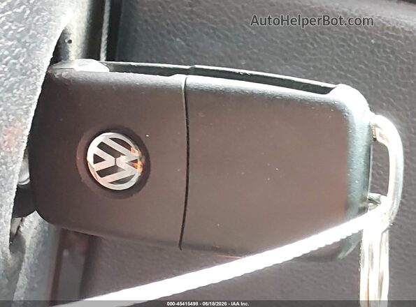 3VWF17ATXHM623236 2017 VOLKSWAGEN BEETLE Silver Widok deski rozdzielczej