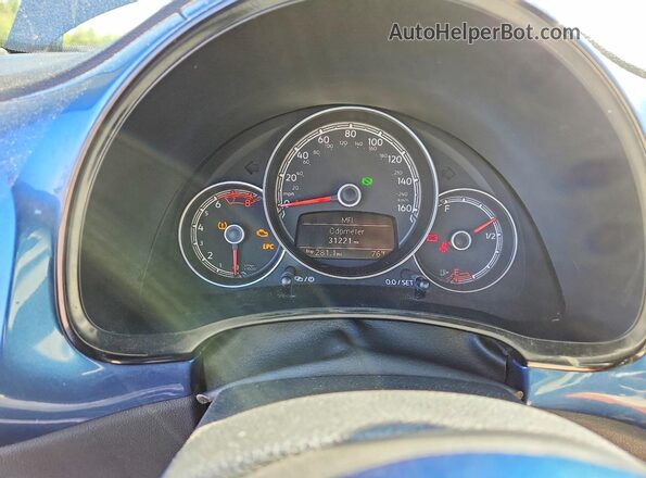 3VWF17ATXHM624287 2017 VOLKSWAGEN BEETLE Blue Widok zestawu wskaźników