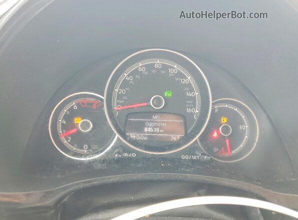 3VWFD7AT2JM721514 2018 VOLKSWAGEN BEETLE Red Vista del cuadro de instrumentos