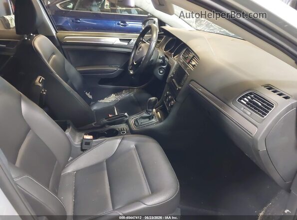 3VWH17AU8HM511388 2017 VOLKSWAGEN GOLF Silver წინა სალონის ხედი