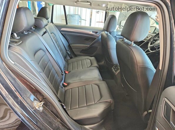 3VWH17AU9JM756237 2018 VOLKSWAGEN GOLF Черный Вид задних сидений