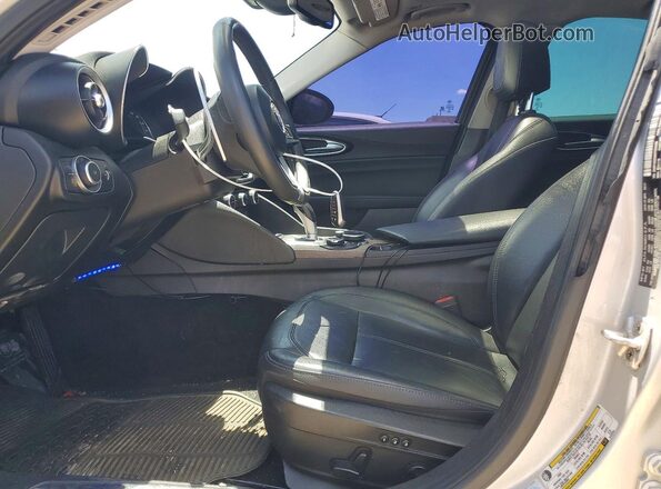 ZARFAEEN4H7554496 2017 ALFA ROMEO GIULIA Silver Dashboard view