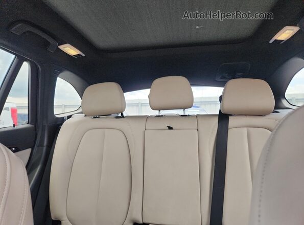 WBXHU7C30J3H43138 2018 BMW X1 Black Vista interior trasera