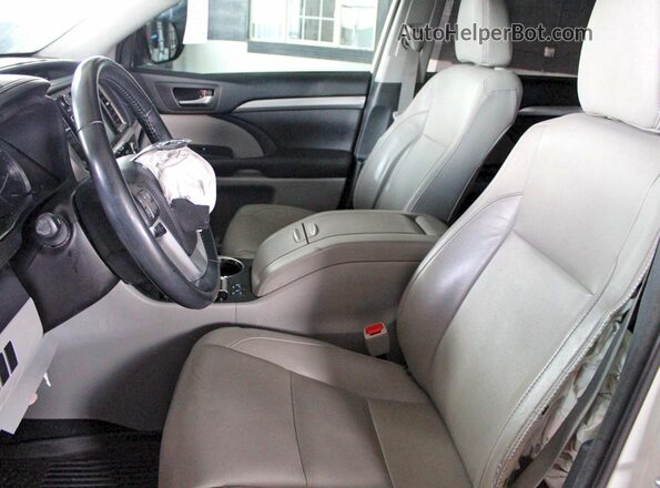 5TDJZRFH4JS883515 2018 TOYOTA HIGHLANDER White Вид задніх сидінь
