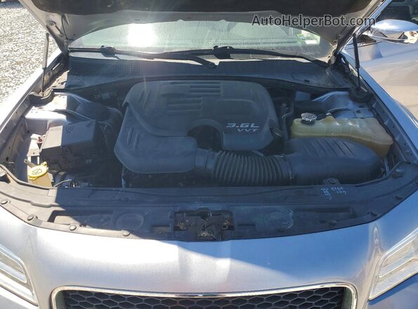 2C3CCAKG2JH165117 2018 CHRYSLER 300 Silver Vista del compartimento del motor
