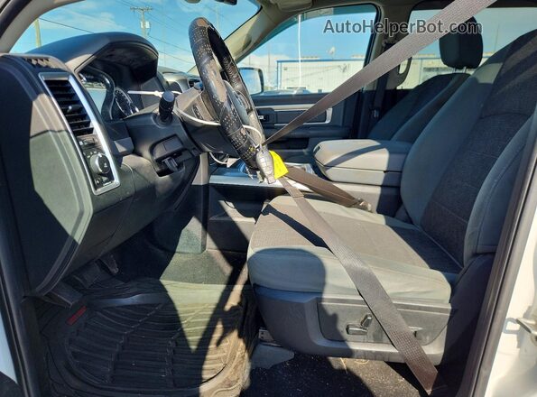 3C6RR7LG7JG230377 2018 RAM 1500 White Dashboard view