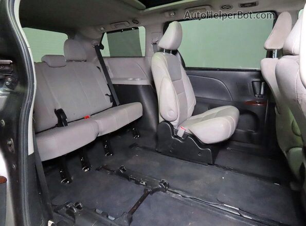 5TDDK3DC4GS137600 2016 TOYOTA SIENNA Серый Вид салона спереди
