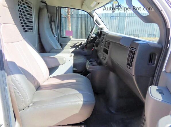 1GTW7AFP9L1129384 2020 GMC SAVANA White Հետևի տեսք