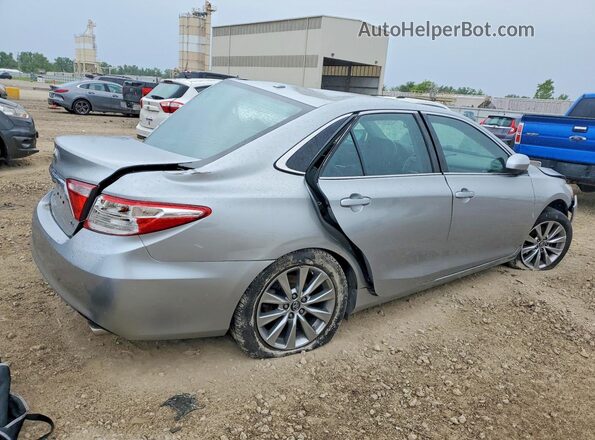 4T1BF1FKXHU675733 2017 TOYOTA CAMRY Серебряный Передняя правая четверть