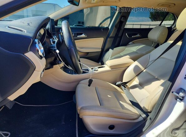 WDCTG4GB5KJ547313 2019 MERCEDES-BENZ GLA Белый Вид панели приборов