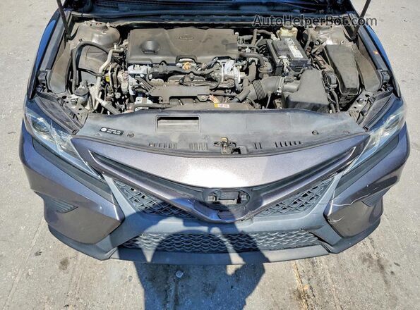 4T1B11HK4JU043232 2018 TOYOTA CAMRY Gray Widok komory silnika