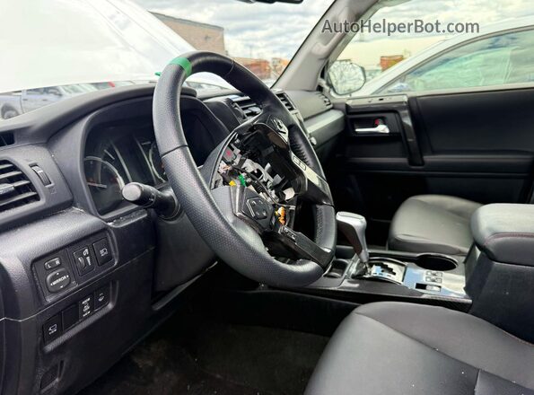 JTERU5JR2P6201066 2023 TOYOTA 4RUNNER White Vista interior trasera