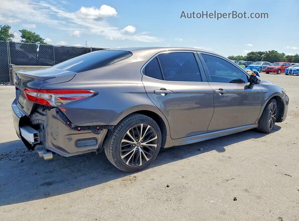 4T1B11HK4JU043232 2018 TOYOTA CAMRY Gray Przód prawy