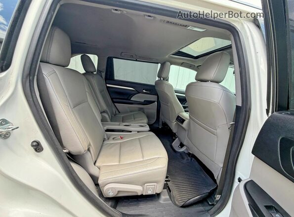 5TDJZRFH5JS908423 2018 TOYOTA HIGHLANDER White Front interior view