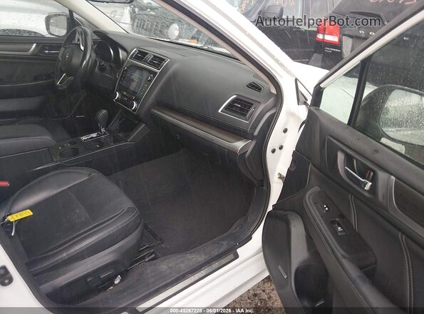 4S3BNAN62J3035703 2018 SUBARU LEGACY White Սալոնի դիմացի տեսք