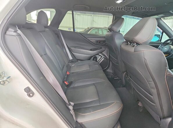 4S4BTGUD8R3182107 2024 SUBARU OUTBACK White Вид задньої частини салону