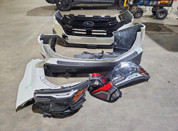 4S4SLDH66T3006786 2026 SUBARU FORESTER White Vista del compartimento del motor