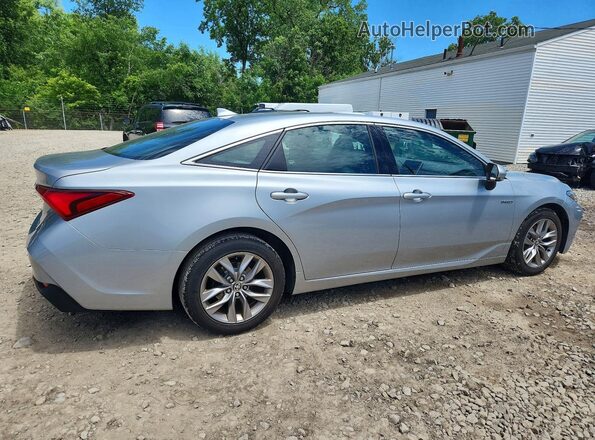 4T1AA1ABXMU005403 2021 TOYOTA AVALON Серебряный Задняя правая четверть