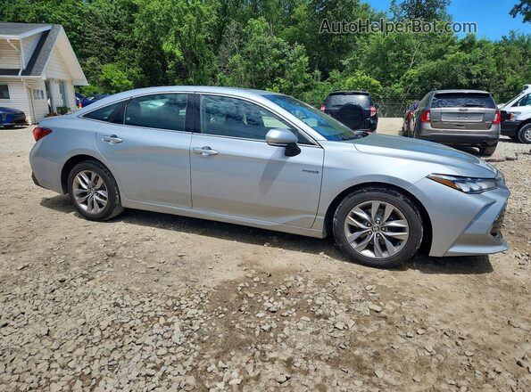 4T1AA1ABXMU005403 2021 TOYOTA AVALON Серебряный Передняя правая четверть