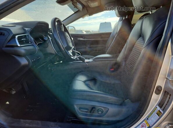 4T1B11HK2JU095975 2018 TOYOTA CAMRY Серебряный 