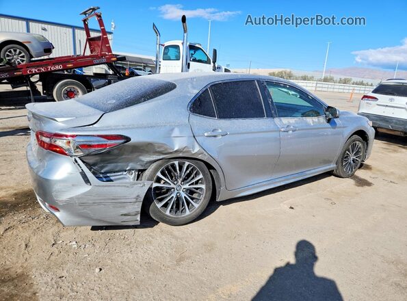 4T1B11HK2JU095975 2018 TOYOTA CAMRY Серебряный 