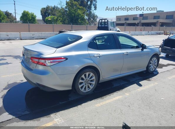 4T1B11HK4JU073749 2018 TOYOTA CAMRY Серебряный Задняя правая четверть