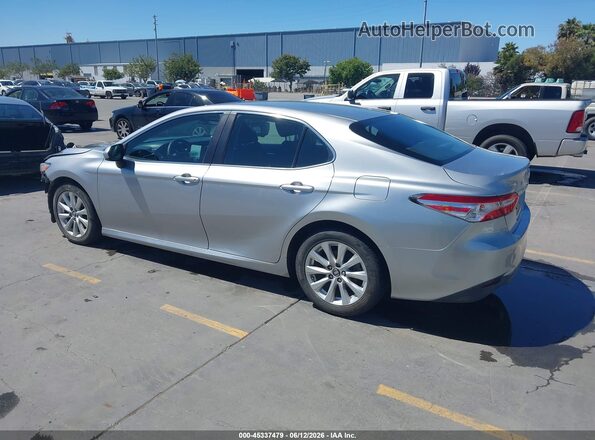 4T1B11HK4JU073749 2018 TOYOTA CAMRY Серебряный Задняя левая четверть