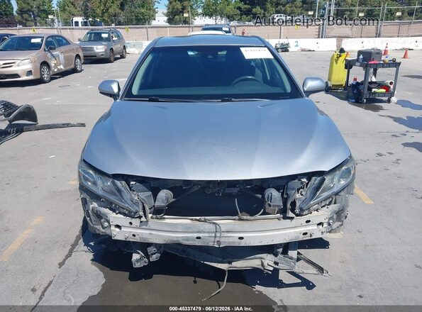 4T1B11HK4JU073749 2018 TOYOTA CAMRY Серебряный Вид задней части салона