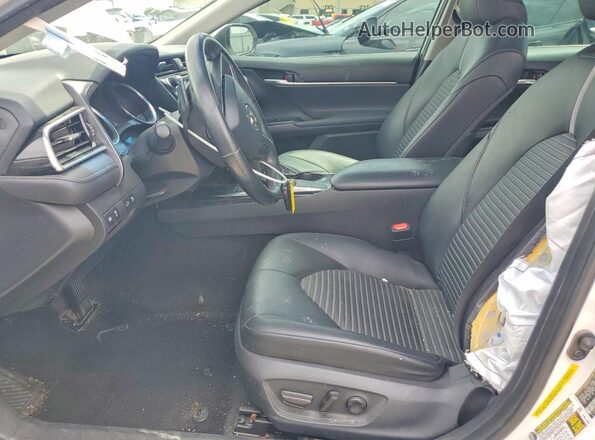 4T1B11HK4JU076568 2018 TOYOTA CAMRY Белый Вид салона спереди