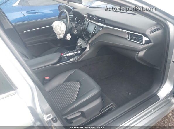 4T1B11HK4JU142147 2018 TOYOTA CAMRY Silver Vista interior delantera