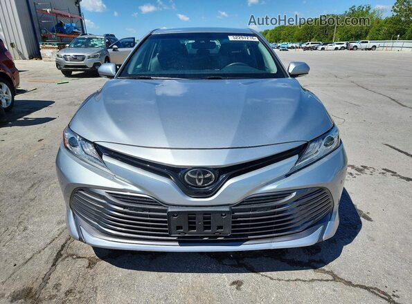 4T1B11HK9JU062097 2018 TOYOTA CAMRY Silver 
