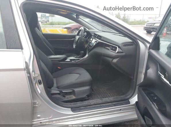 4T1B11HK9JU074976 2018 TOYOTA CAMRY Silver Widok wnętrza z przodu