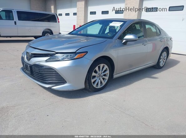 4T1B11HK9JU074976 2018 TOYOTA CAMRY Silver Przód lewy