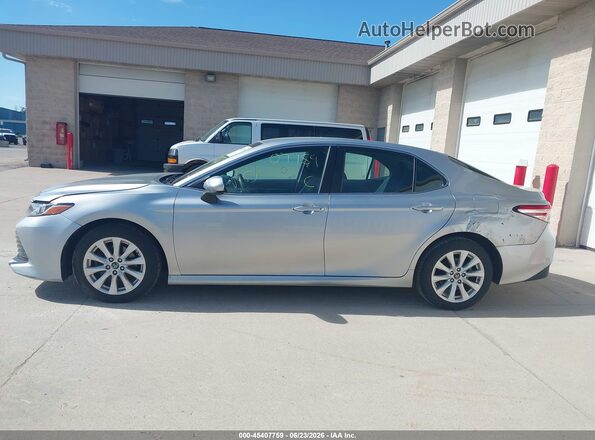 4T1B11HK9JU074976 2018 TOYOTA CAMRY Silver Widok wnętrza 360 stopni