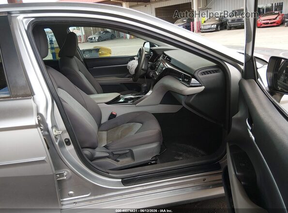 4T1B11HK9KU823521 2019 TOYOTA CAMRY Серебряный Вид салона спереди