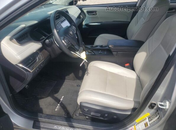 4T1BD1EB2JU060977 2018 TOYOTA AVALON Silver Vista interior delantera