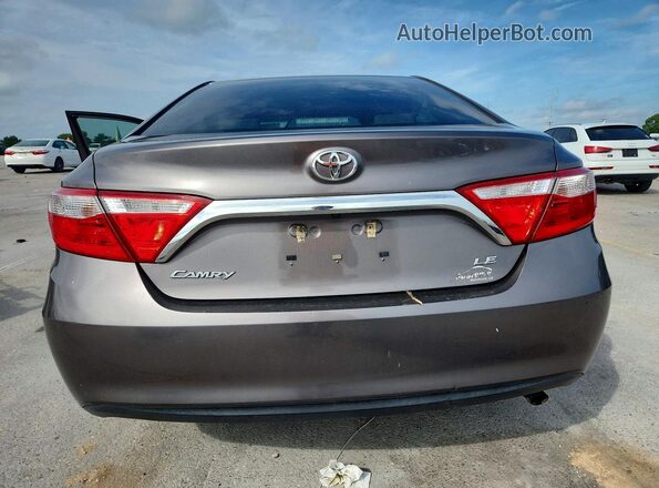 4T1BF1FK0HU771029 2017 TOYOTA CAMRY Gray Вид ззаду