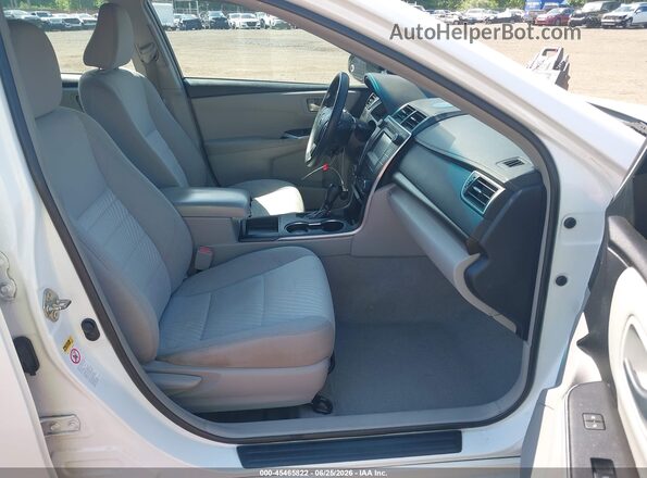 4T1BF1FK1GU119034 2016 TOYOTA CAMRY White Widok wnętrza z przodu